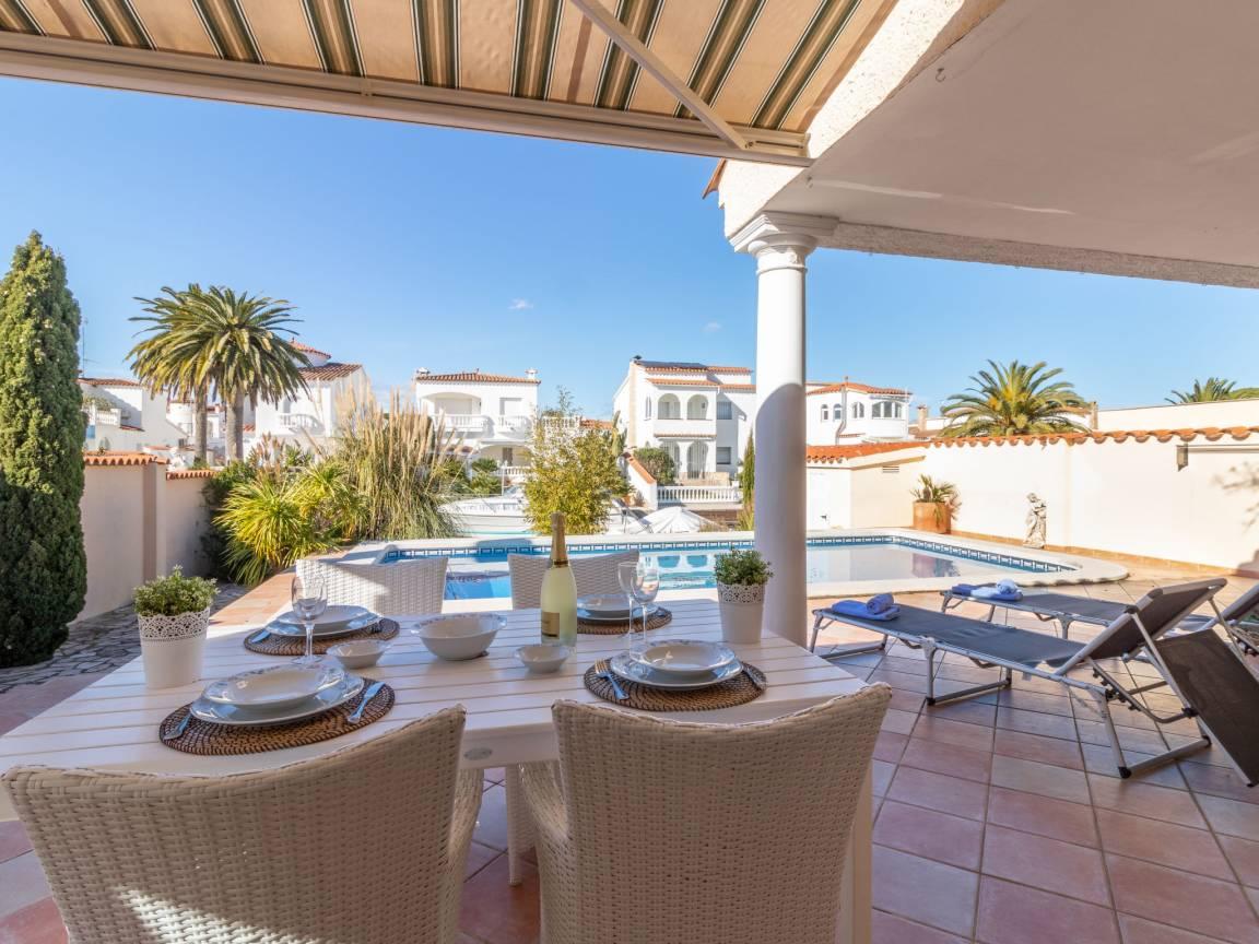 Vakantiehuis met privézwembad en zwembad en 2 slaapkamers en hond toegestaan in Empuriabrava, Spanje voor 4 personen foto 21