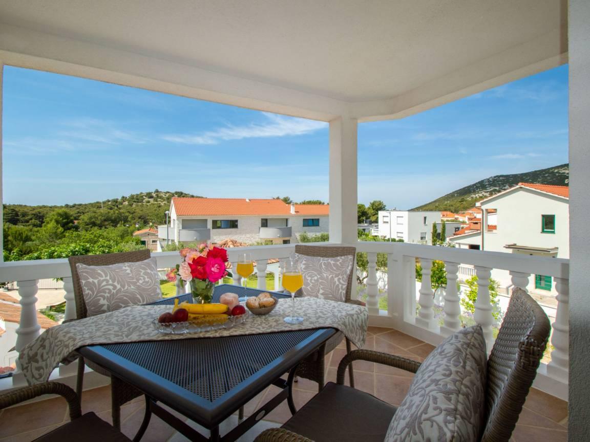 Vakantieappartement met zwembad en ligging bij zee in Vodice/Tribunj, Kroatië voor 4 personen foto 19