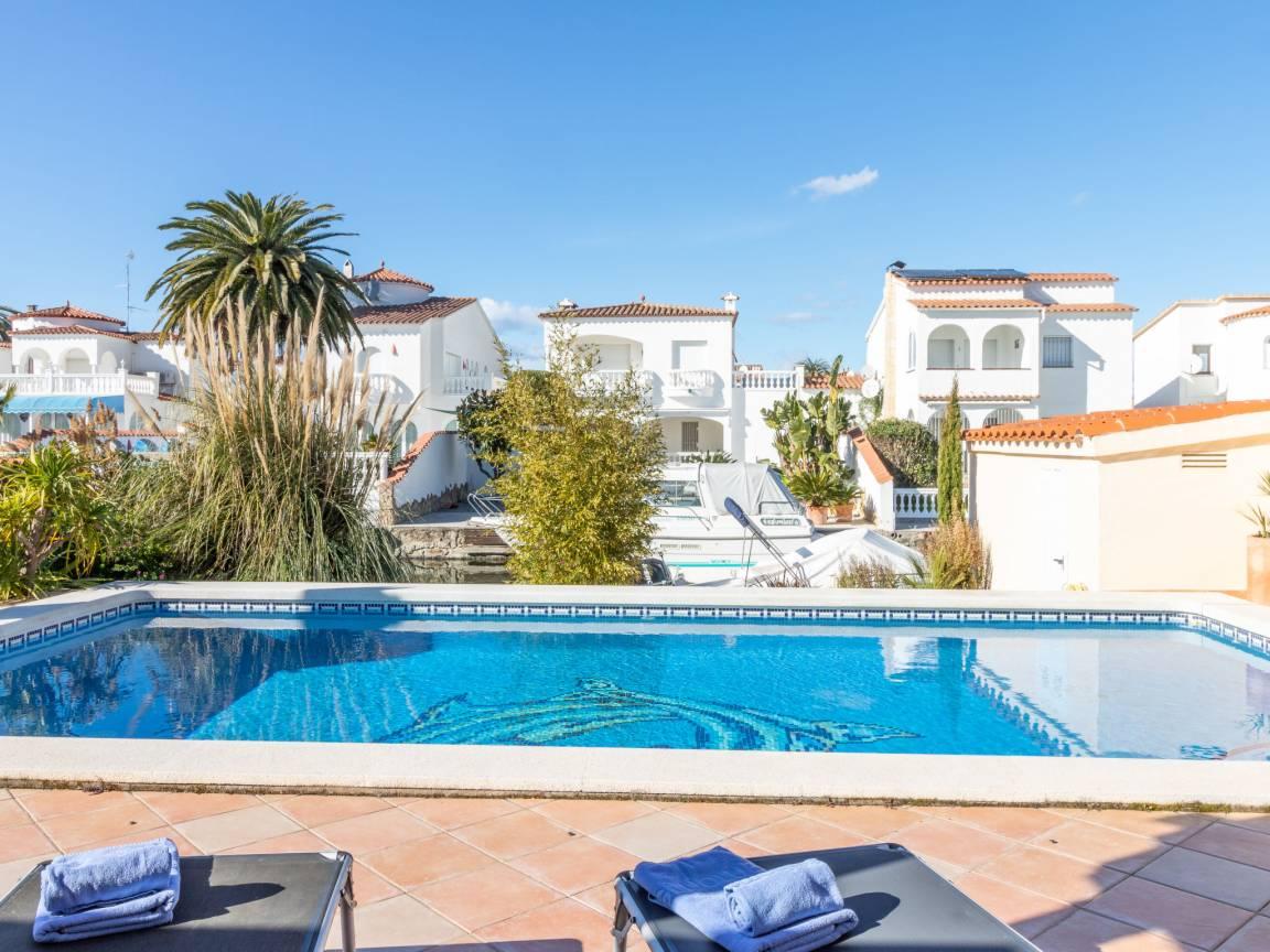 Vakantiehuis met privézwembad en zwembad en 2 slaapkamers en hond toegestaan in Empuriabrava, Spanje voor 4 personen foto 23
