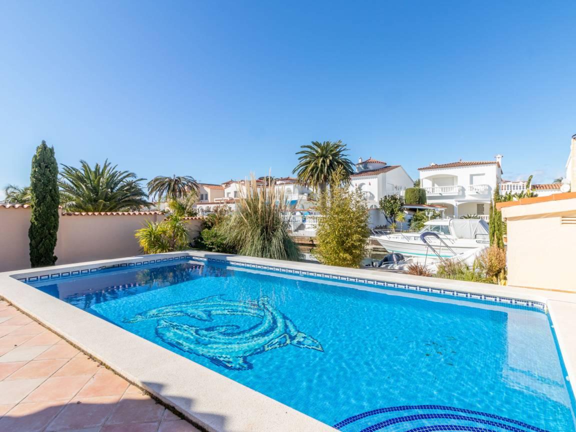 Vakantiehuis met privézwembad en zwembad en 2 slaapkamers en hond toegestaan in Empuriabrava, Spanje voor 4 personen foto 19