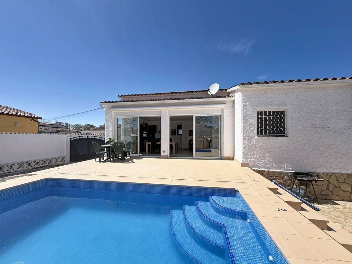 Vakantiehuis met privézwembad en zwembad en 2 slaapkamers en hond toegestaan in Empuriabrava, Spanje voor 4 personen foto 21