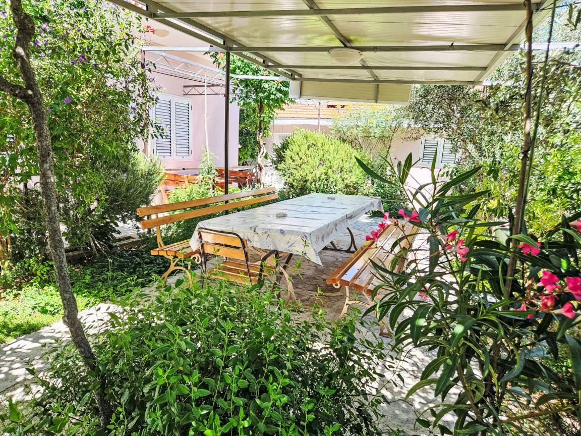 Vakantiehuis met zeezicht en zwembad in Vinišće, Kroatië voor 12 personen foto 24