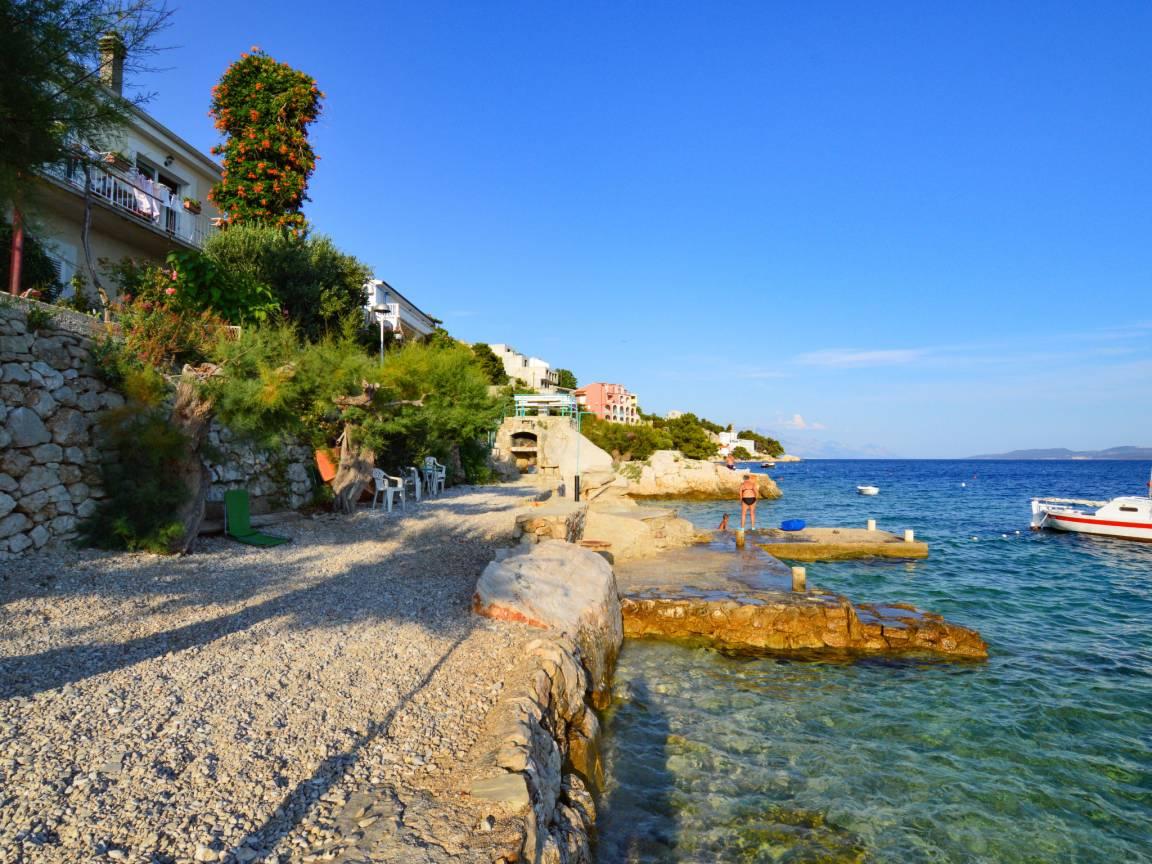 Vakantiehuis met zeezicht en ligging bij zee in Omiš, Kroatië voor 8 personen foto 23