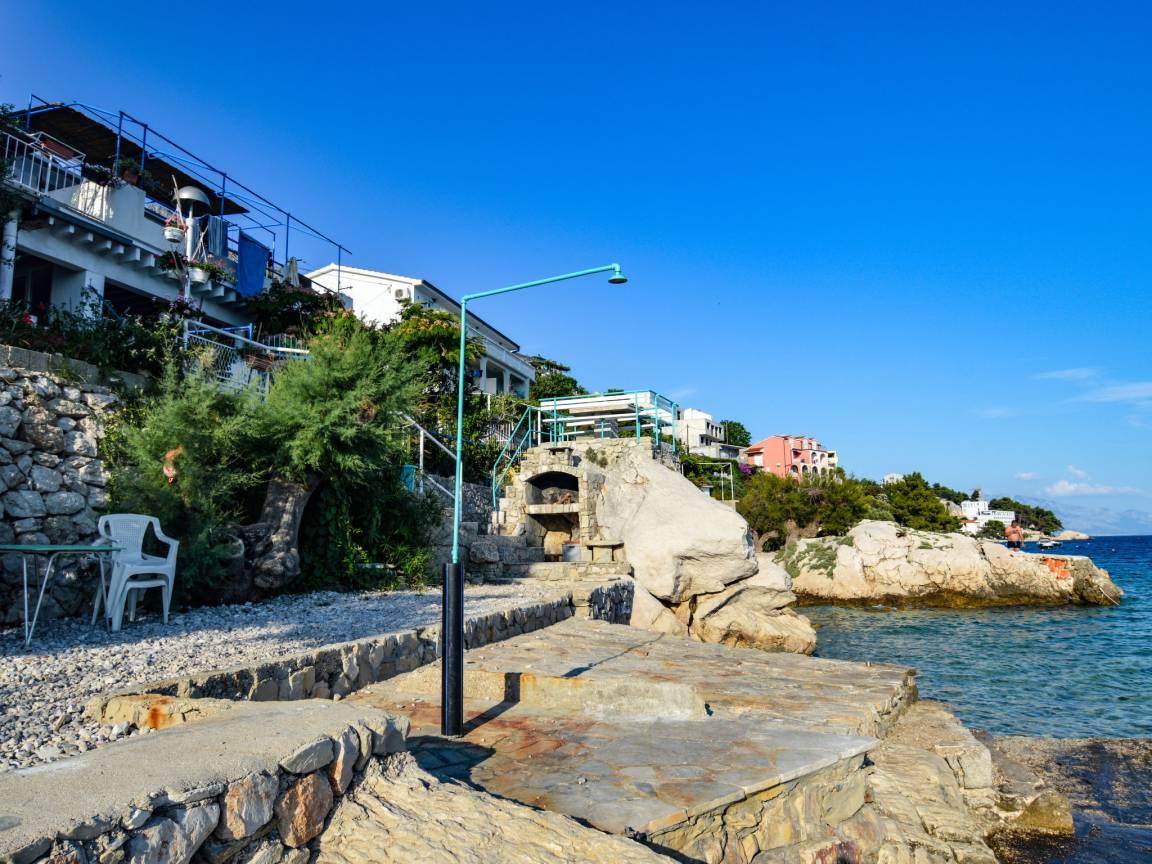 Vakantiehuis met zeezicht en ligging bij zee in Omiš, Kroatië voor 8 personen foto 22
