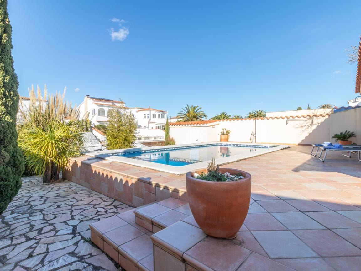 Vakantiehuis met privézwembad en zwembad en 2 slaapkamers en hond toegestaan in Empuriabrava, Spanje voor 4 personen foto 24