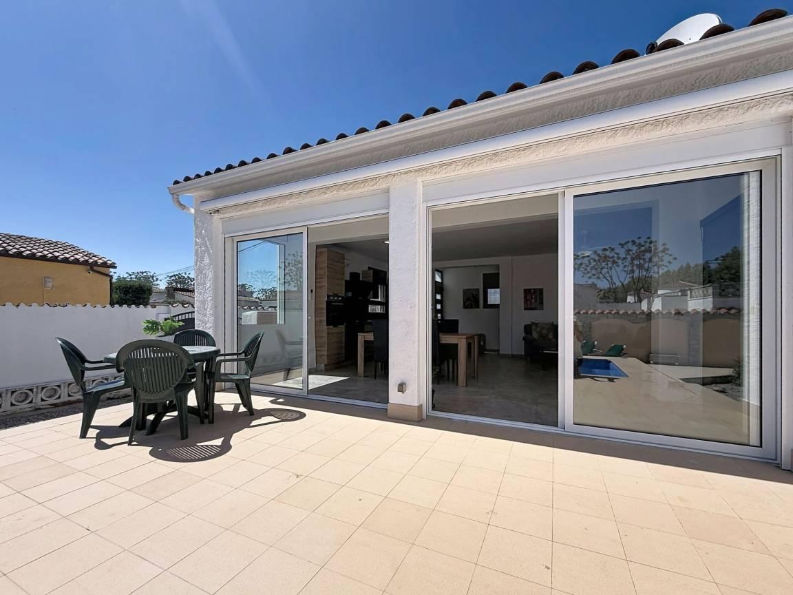 Vakantiehuis met privézwembad en zwembad en 2 slaapkamers en hond toegestaan in Empuriabrava, Spanje voor 4 personen foto 25