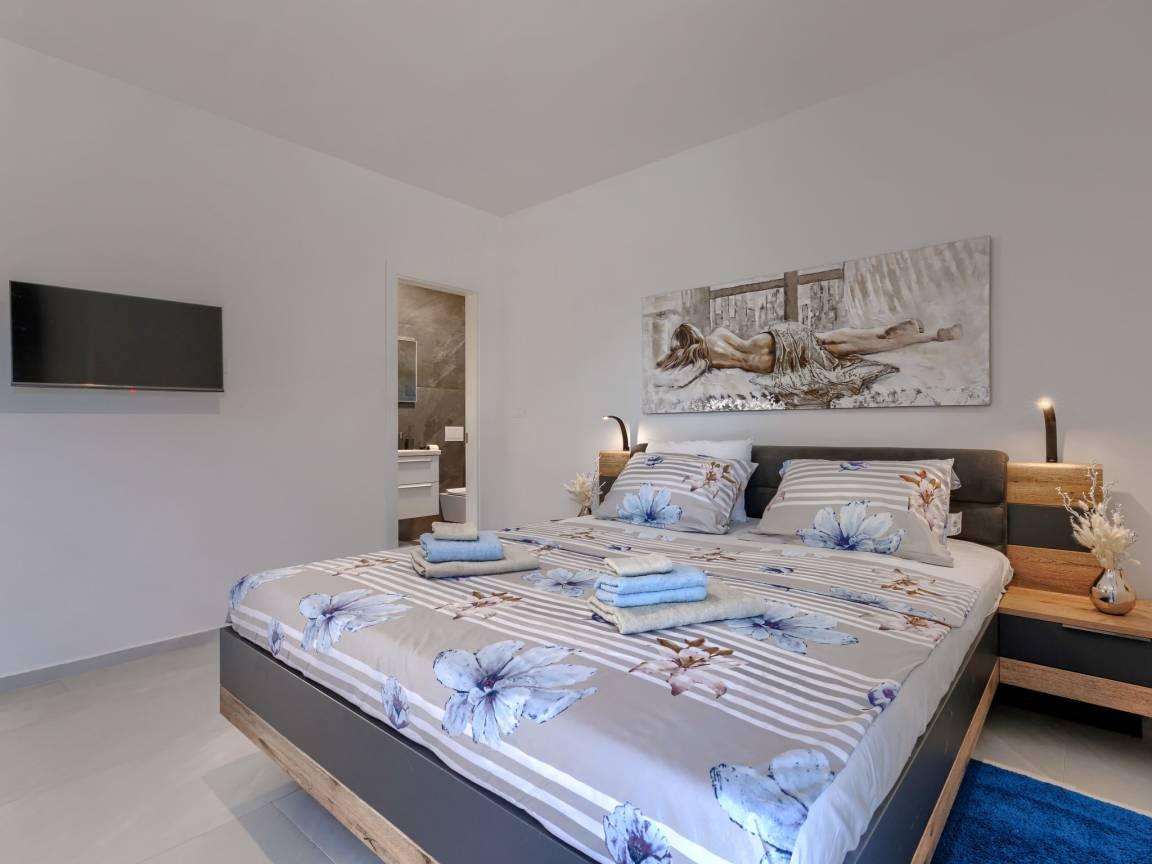 Vakantievilla met privézwembad en jacuzzi en 4 slaapkamers, 4 badkamers en hottub in Medulin, Kroatië voor 8 personen foto 24