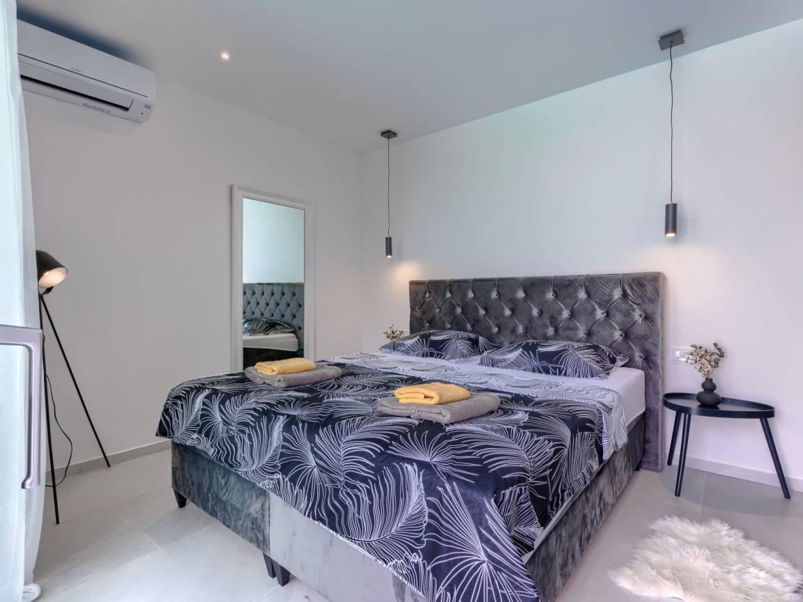 Vakantievilla met privézwembad en jacuzzi en 4 slaapkamers, 4 badkamers en hottub in Medulin, Kroatië voor 8 personen foto 23