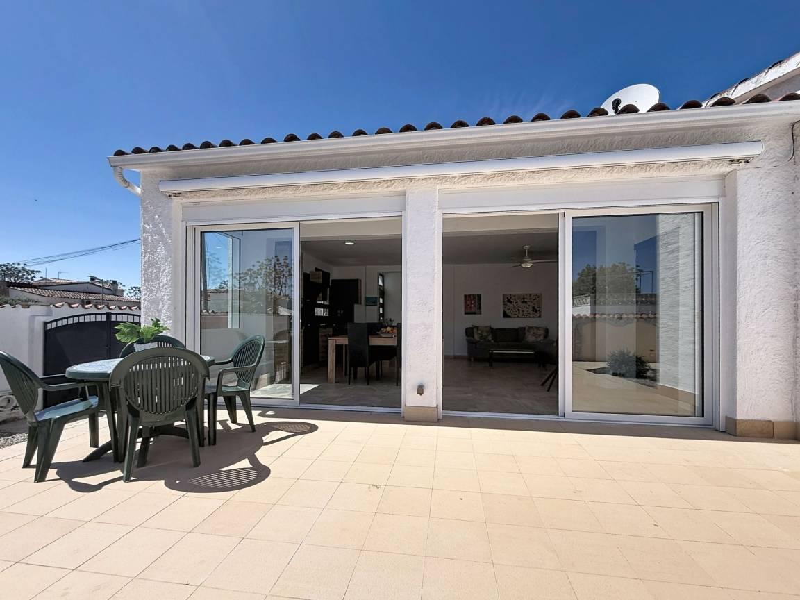 Vakantiehuis met privézwembad en zwembad en 2 slaapkamers en hond toegestaan in Empuriabrava, Spanje voor 4 personen foto 24