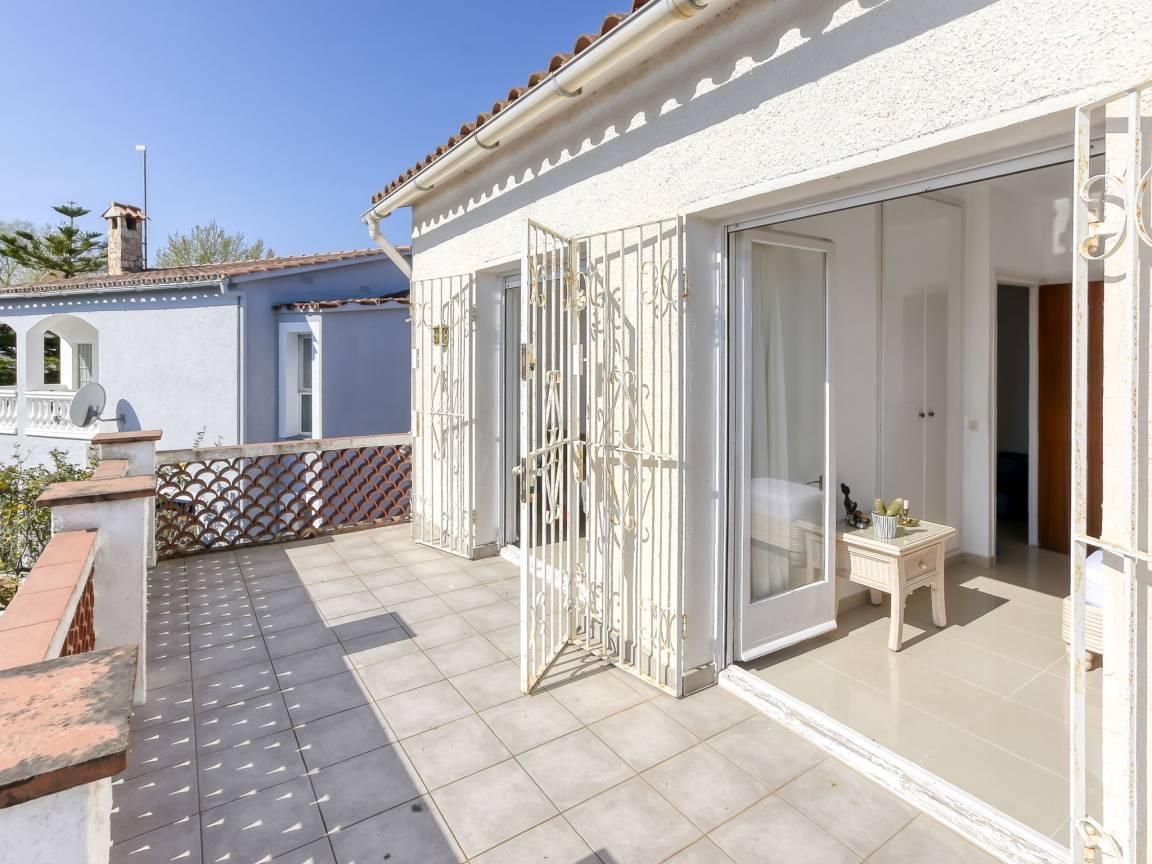 Vakantiehuis met privézwembad en zwembad en 3 slaapkamers en hond toegestaan in Empuriabrava, Spanje voor 6 personen foto 22
