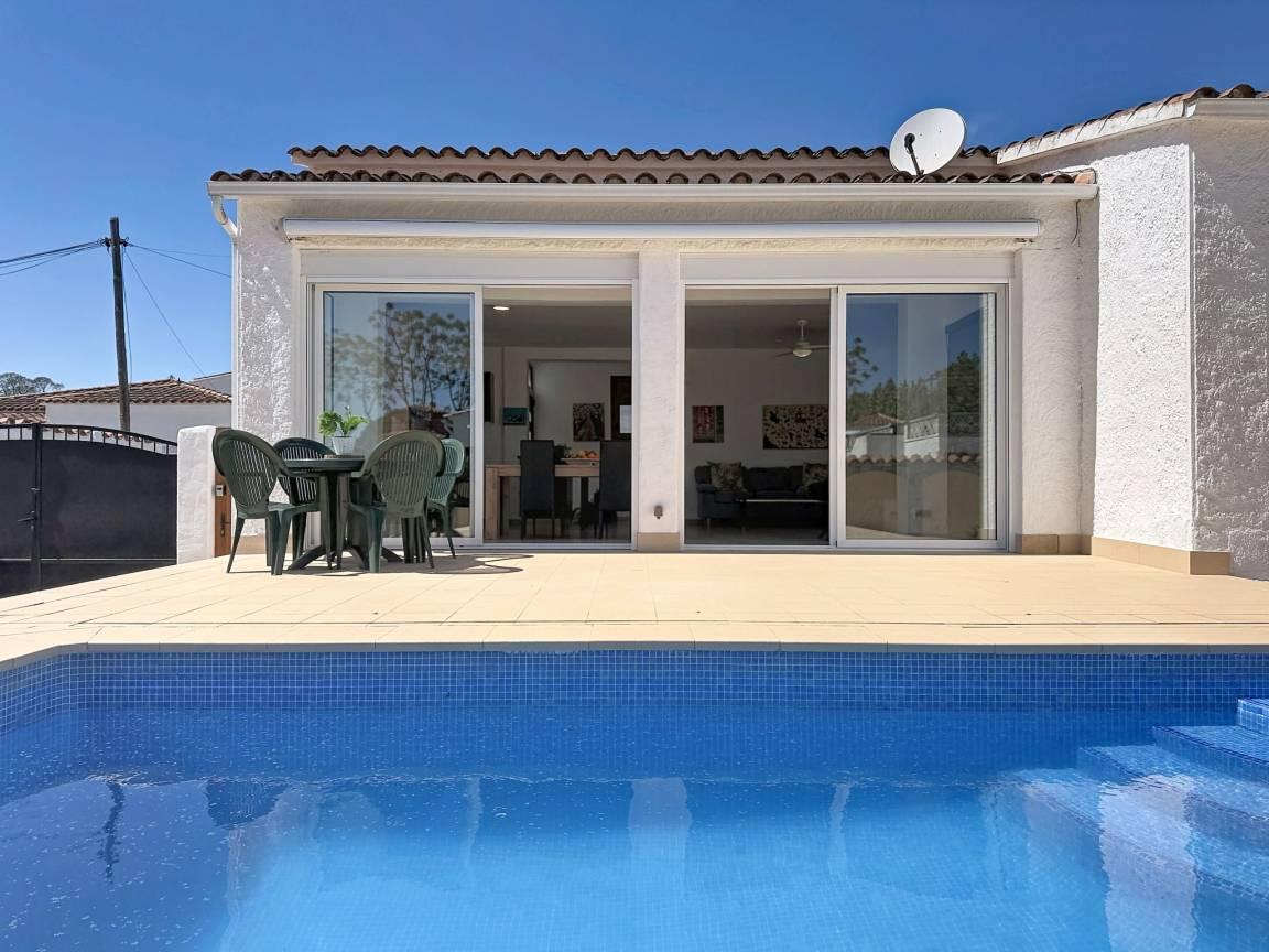 Vakantiehuis met privézwembad en zwembad en 2 slaapkamers en hond toegestaan in Empuriabrava, Spanje voor 4 personen foto 23