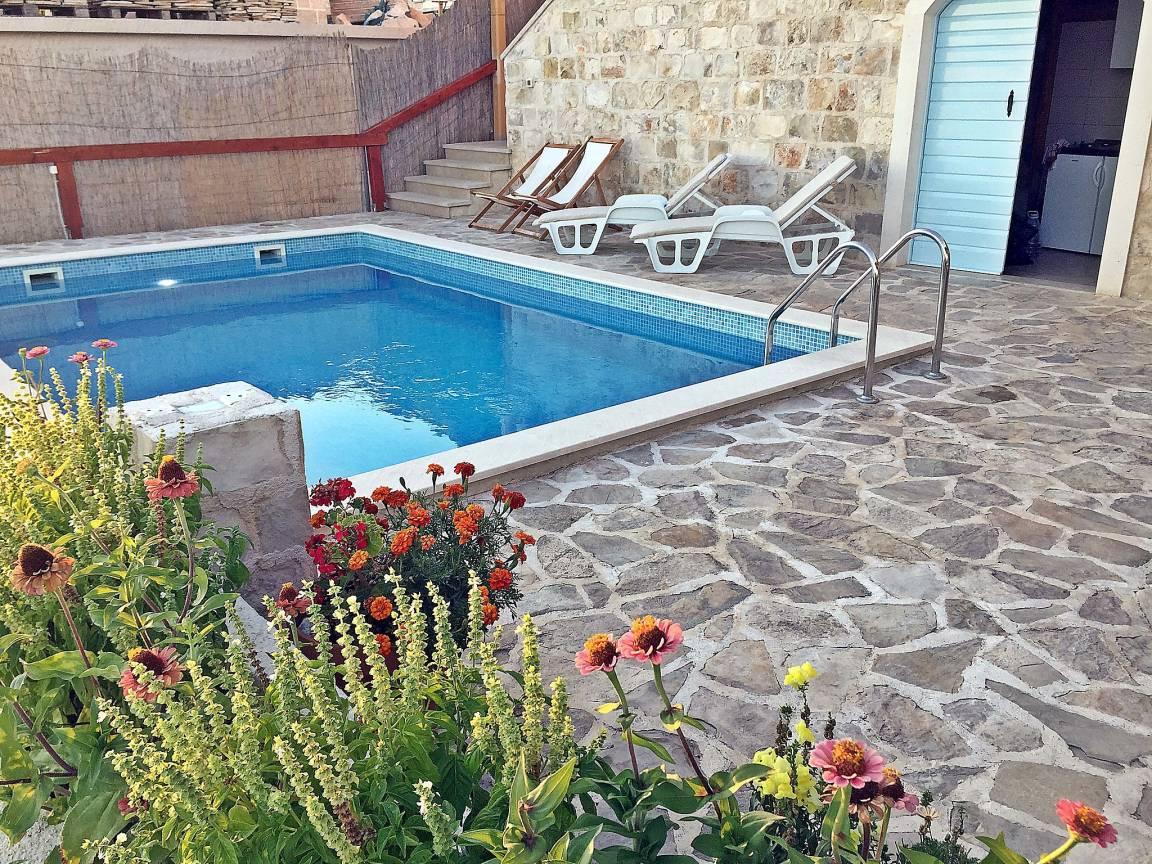 Vakantiehuis met privézwembad en zeezicht in Omiš, Kroatië voor 6 personen foto 25