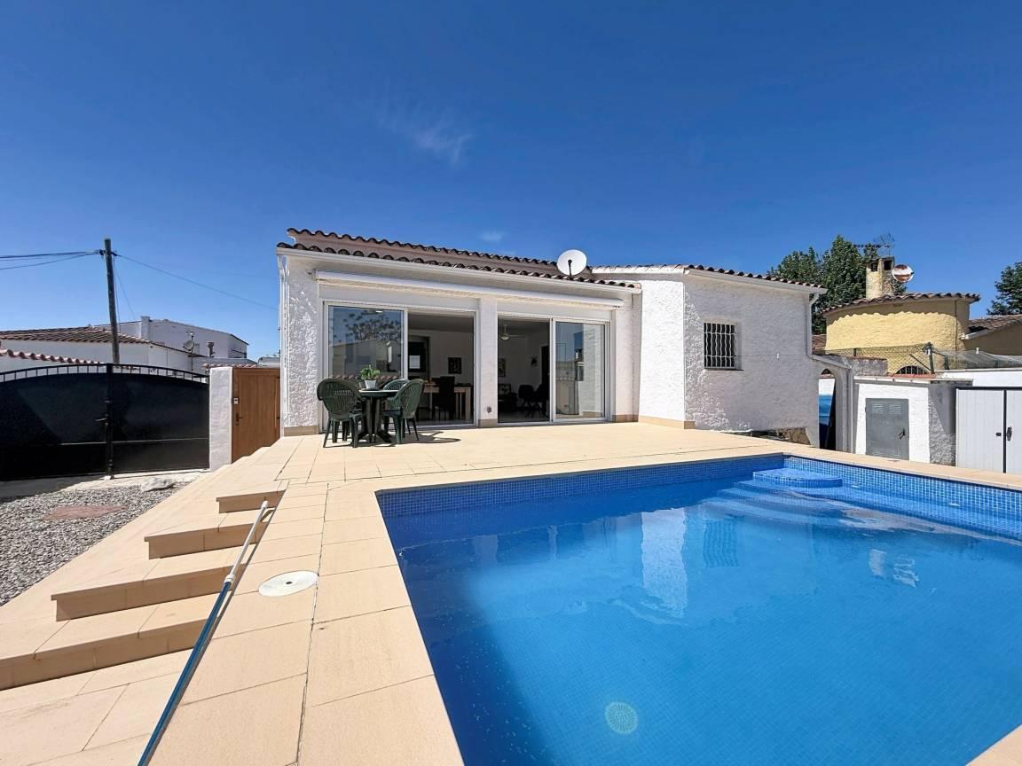 Vakantiehuis met privézwembad en zwembad en 2 slaapkamers en hond toegestaan in Empuriabrava, Spanje voor 4 personen foto 22