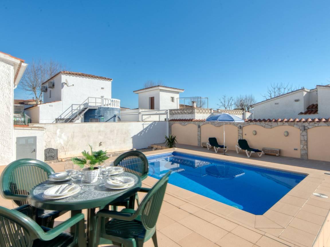 Vakantiehuis met privézwembad en zwembad en 2 slaapkamers en hond toegestaan in Empuriabrava, Spanje voor 4 personen foto 20