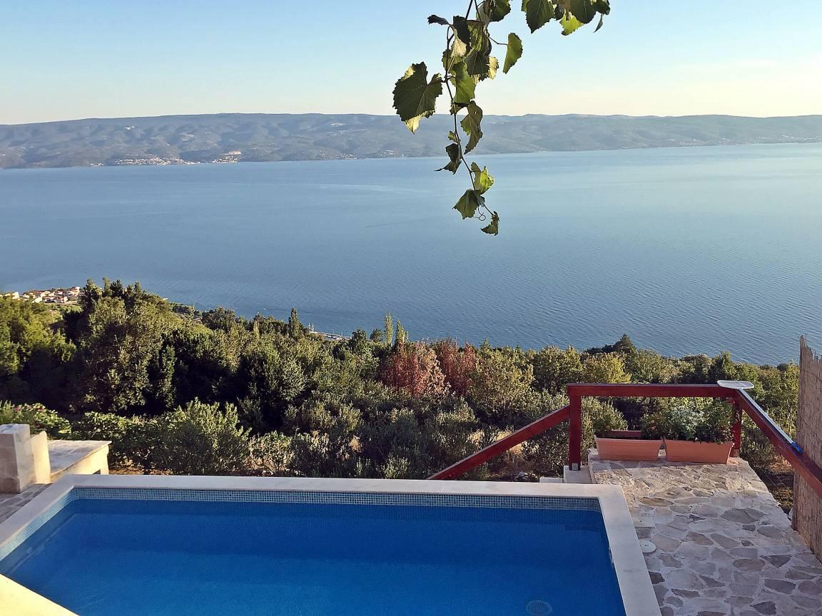 Vakantiehuis met privézwembad en zeezicht in Omiš, Kroatië voor 6 personen foto 23