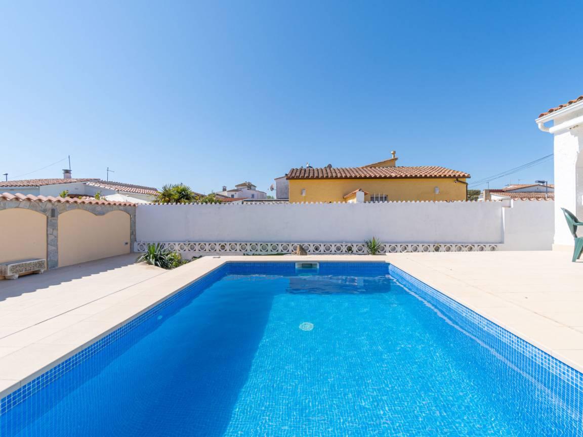 Vakantiehuis met privézwembad en zwembad en 2 slaapkamers en hond toegestaan in Empuriabrava, Spanje voor 4 personen foto 19
