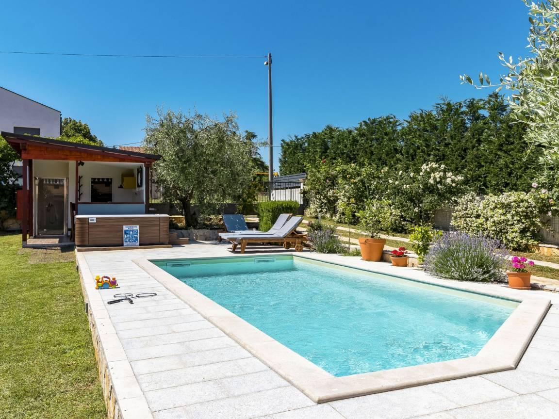 Vakantiehuis met privézwembad en jacuzzi in Poreč/Kaštelir, Kroatië voor 9 personen foto 24