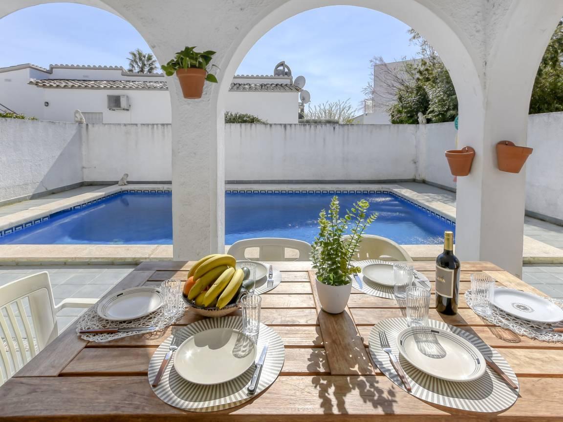 Vakantiehuis met privézwembad en zwembad en 3 slaapkamers en hond toegestaan in Empuriabrava, Spanje voor 6 personen foto 25
