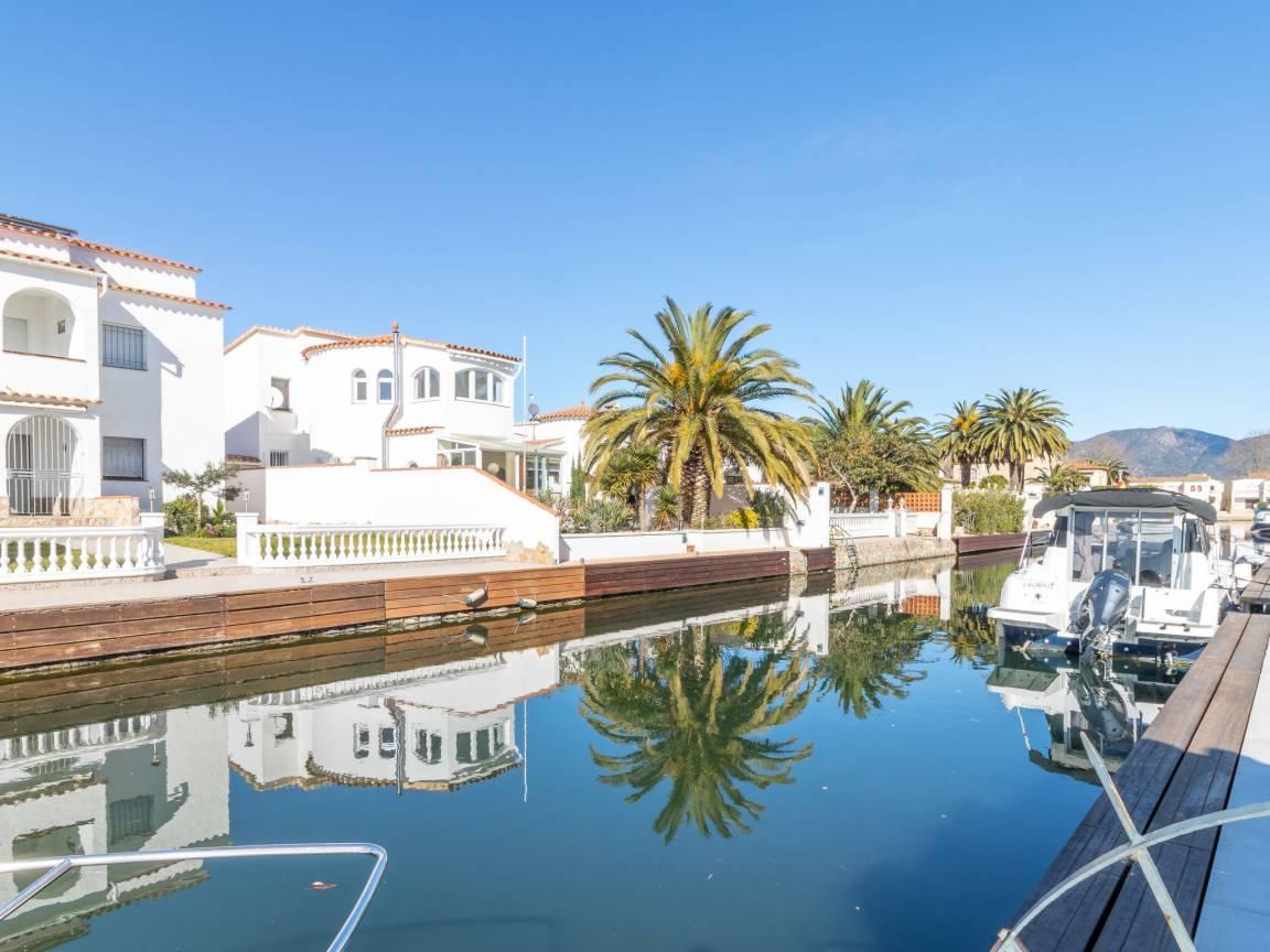 Vakantiehuis met privézwembad en zwembad en 2 slaapkamers en hond toegestaan in Empuriabrava, Spanje voor 4 personen foto 25