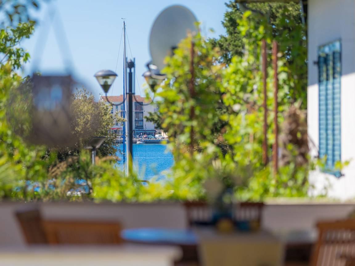 Vakantiehuis met zeezicht en ligging bij zee en 2 slaapkamers en hond toegestaan in Umag, Kroatië voor 4 personen foto 23