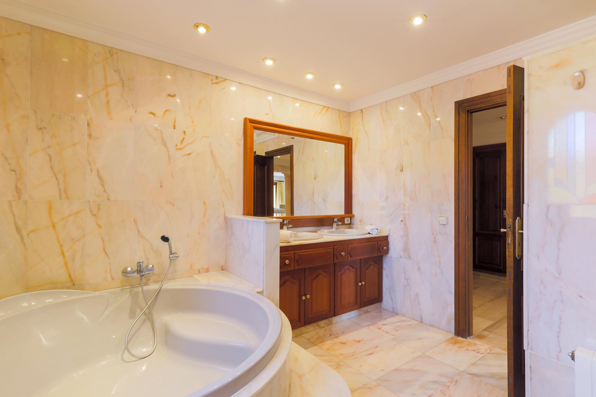 Villa Mitjana - Grote. villa op Mallorca met privé tennisba in Cala D Or, Spanje voor 10 personen foto 33
