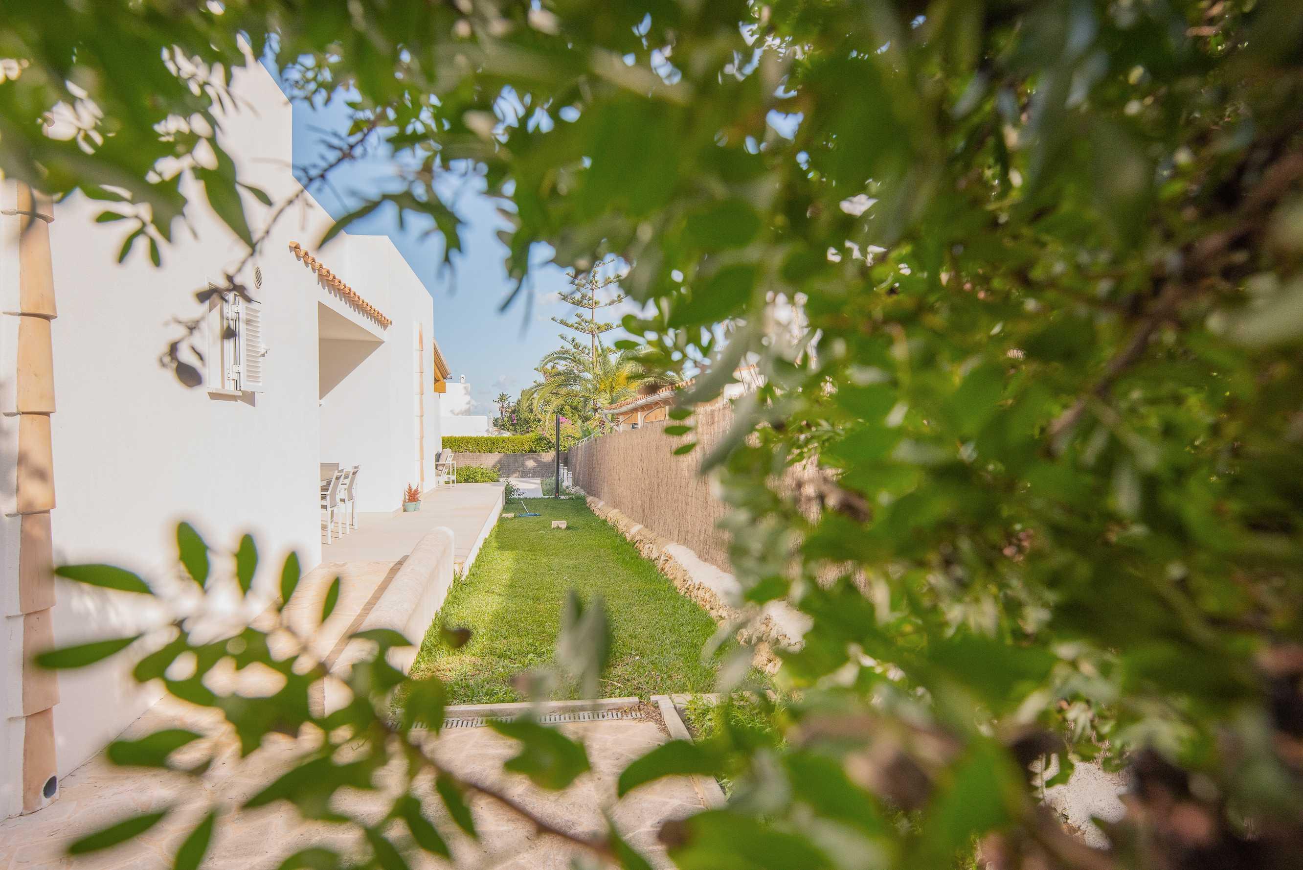Villa Menorca - Moderne, ruime en rustig gelegen. villa in Cala D Or, Spanje voor 8 personen foto 12