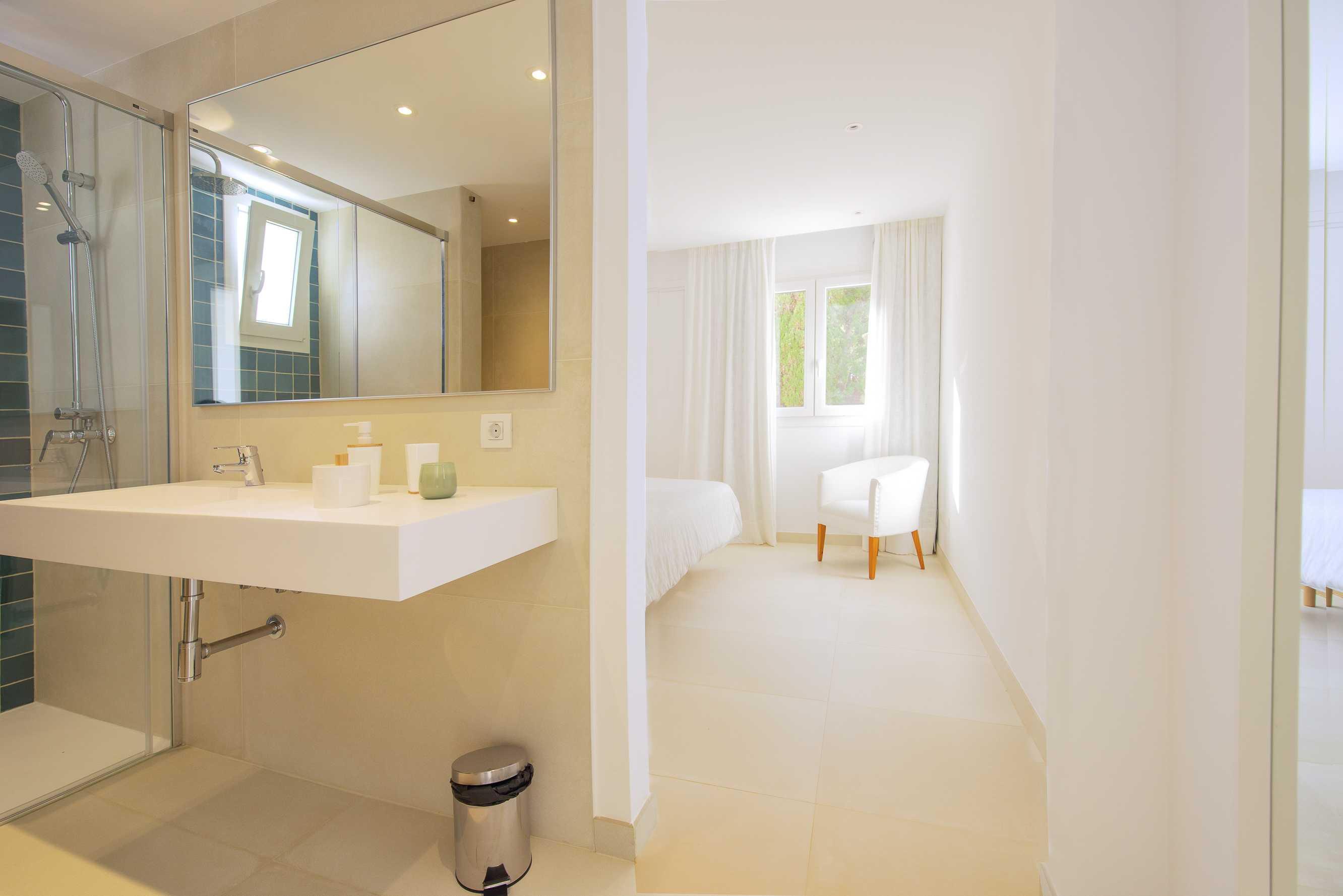 Villa Menorca - Moderne, ruime en rustig gelegen. villa in Cala D Or, Spanje voor 8 personen foto 32