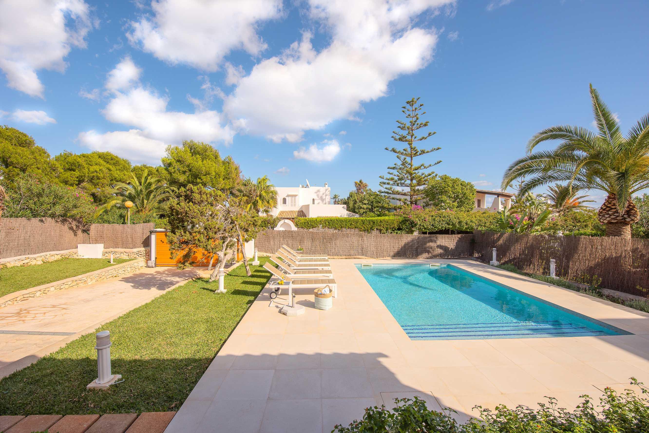 Villa Menorca - Moderne, ruime en rustig gelegen. villa in Cala D Or, Spanje voor 8 personen foto 2