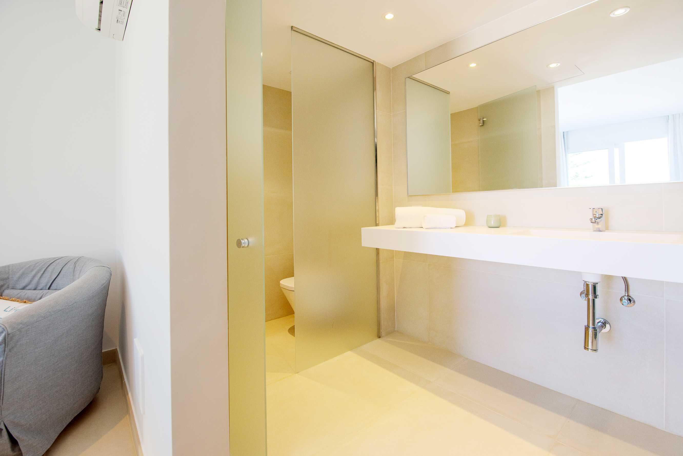 Villa Menorca - Moderne, ruime en rustig gelegen. villa in Cala D Or, Spanje voor 8 personen foto 40