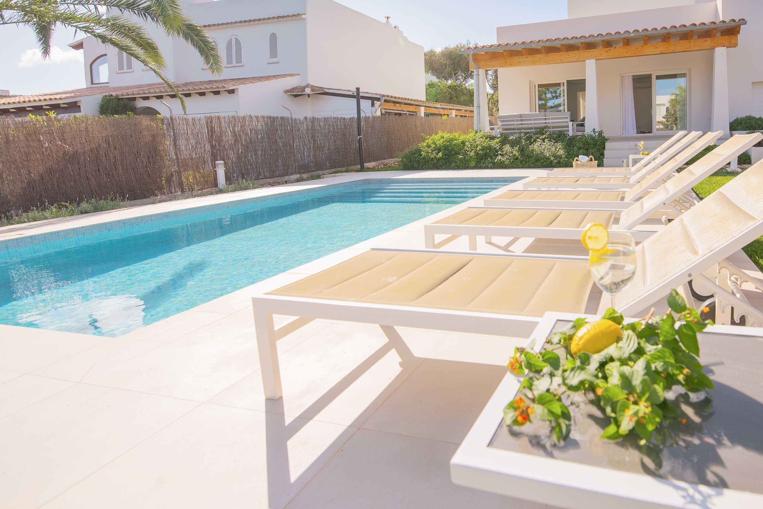 Villa Menorca - Moderne, ruime en rustig gelegen. villa in Cala D Or, Spanje voor 8 personen foto 15