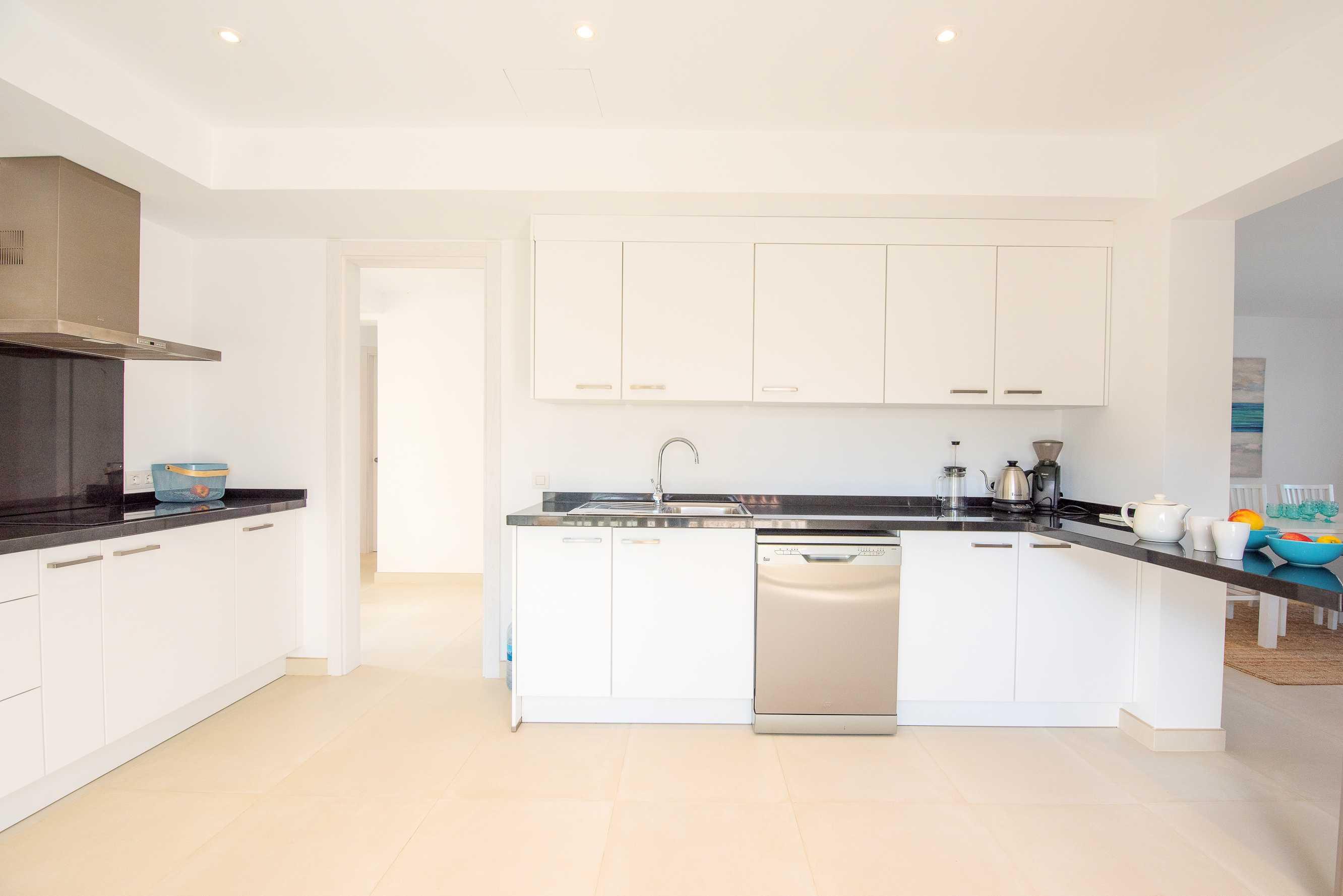 Villa Menorca - Moderne, ruime en rustig gelegen. villa in Cala D Or, Spanje voor 8 personen foto 25