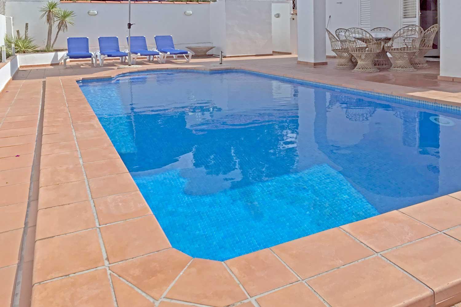 Villa Riells in L'Escala op loopafstand van het strand in Spanje voor 9 personen foto 2