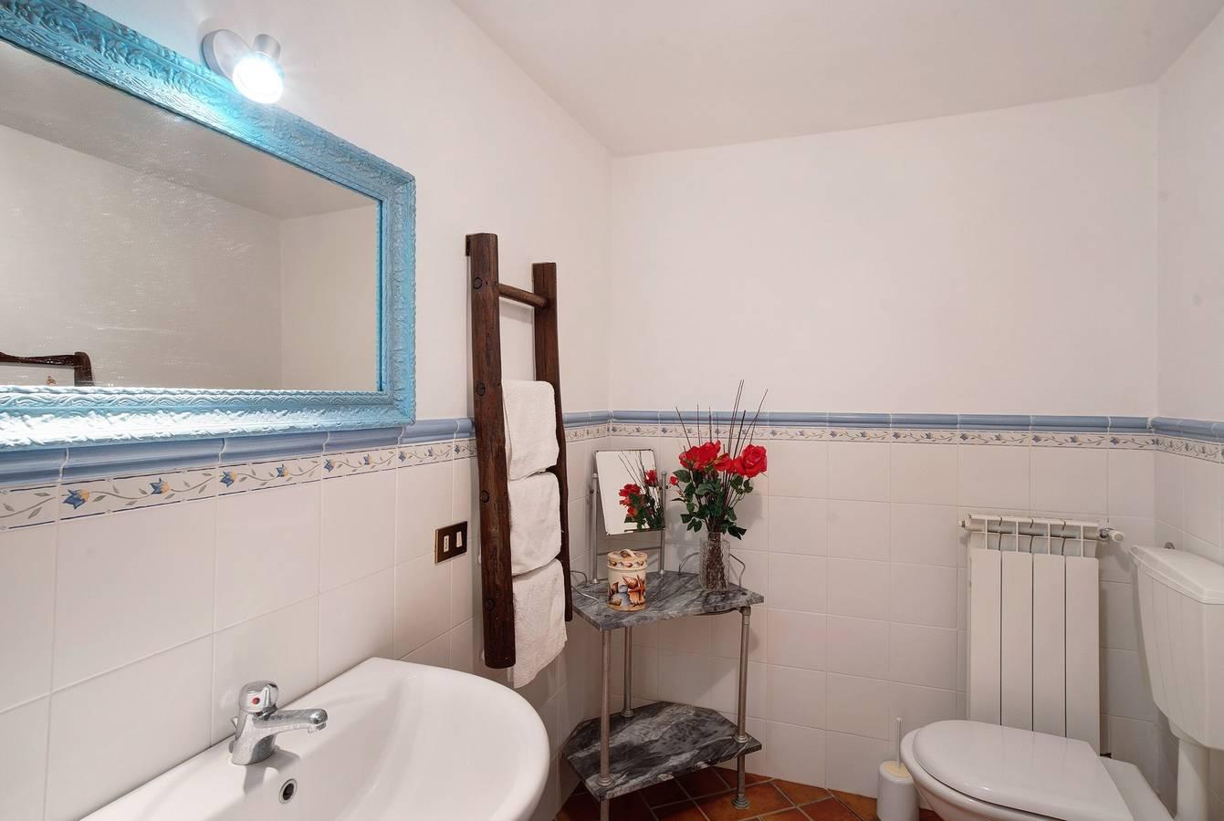 Antiek Graanpakhuis met Uitzicht op Bergen, Gedeeld Zwembad in Vessalico, Ligurische Alpen, Italië voor 4 personen foto 21
