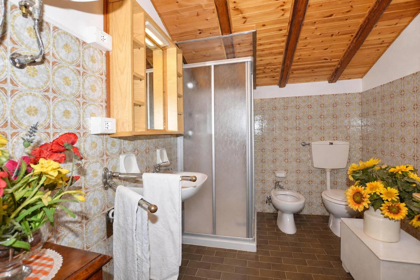 Casa Busso in Gemeente Esino Lario, Westelijke Bergamo-Alpen, Italië voor 6 personen foto 23