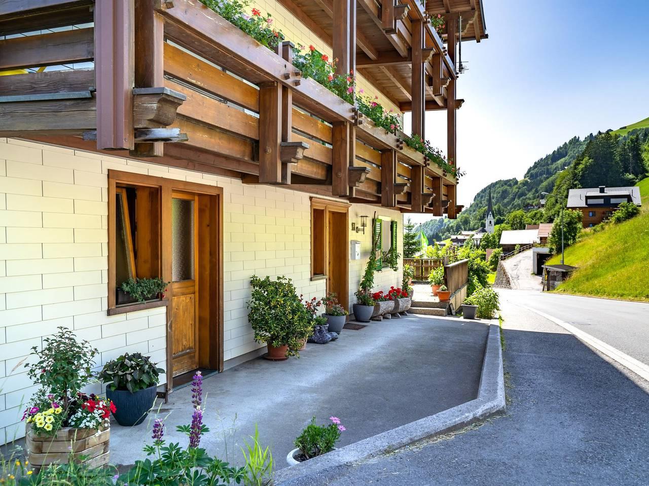 Ruim appartement bij de skilift in Sonntag, Bezirk Bludenz, Oostenrijk voor 6 personen foto 24