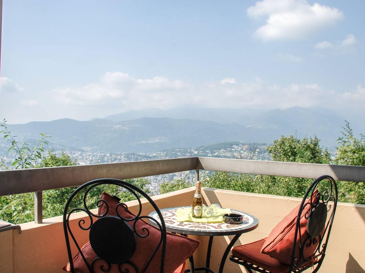 Vakantieappartement met zwembad en 2 slaapkamers en terras in Lugano, Luganomeer, Zwitserland voor 4 personen foto 2