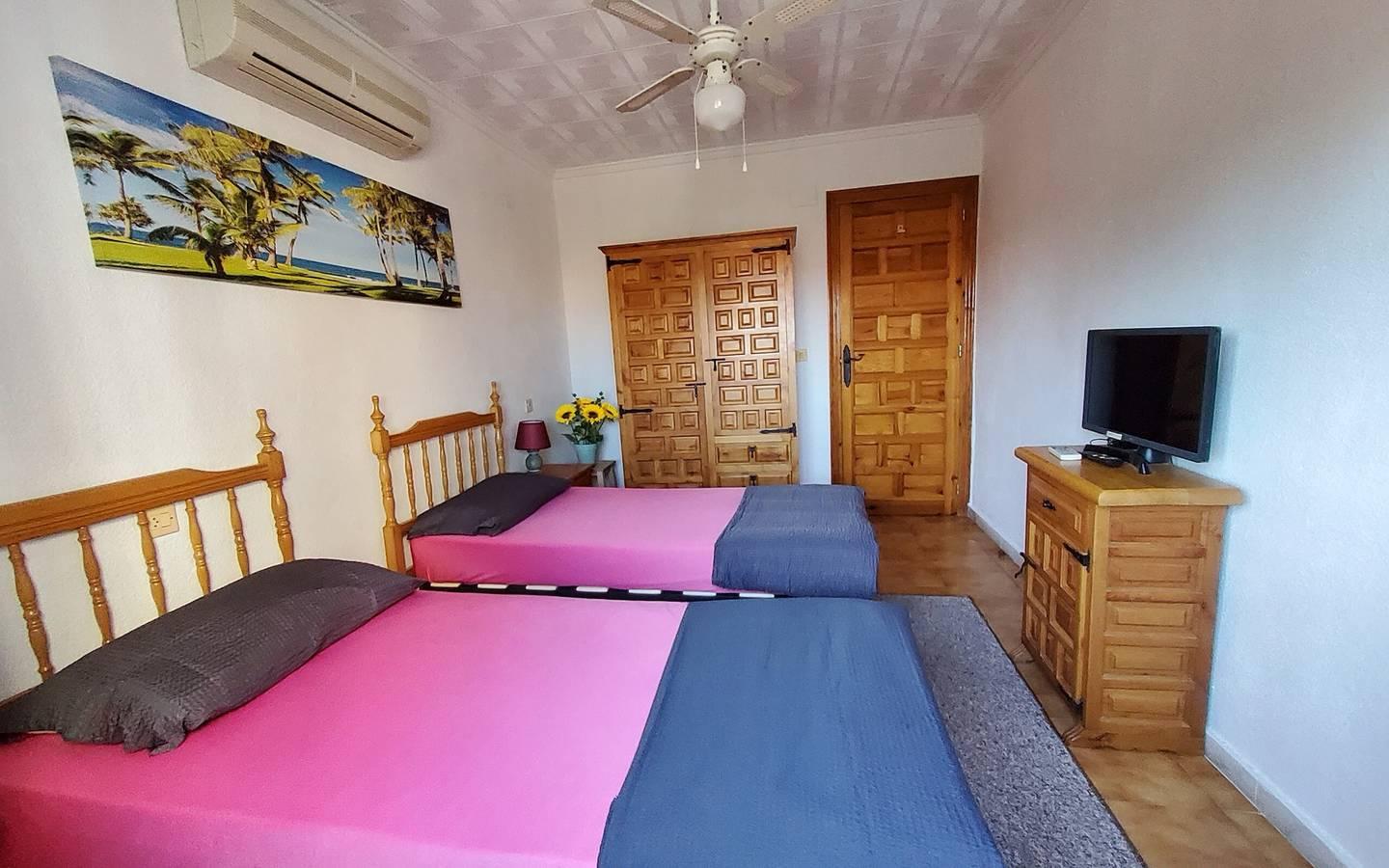 Villa 'Rosa - La Marina Urbanisation' met Wi-Fi, A/C, Terrassen in San Fulgencio, Costa Blanca, Spanje voor 5 personen foto 21