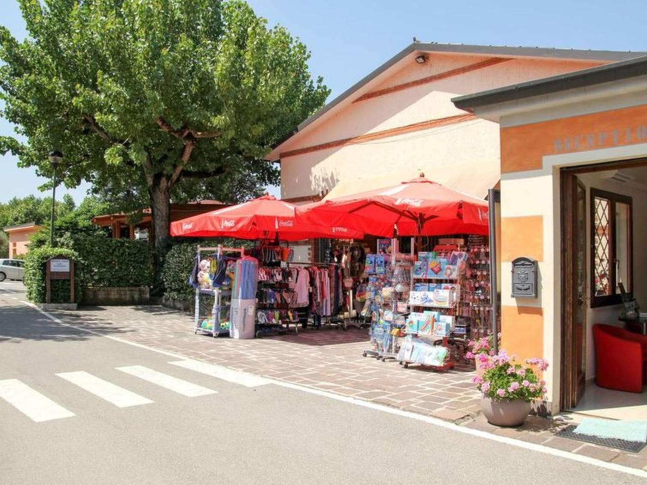 Bungalow met zwembad in San Benedetto (Peschiera del Garda), Peschiera del Garda, Italië voor 4 personen foto 19
