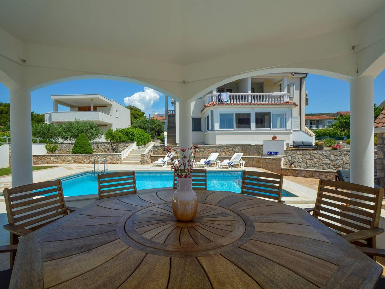 Vakantieappartement met zwembad en ligging bij een meer in Tribunj, Šibenik-Knin, Kroatië voor 4 personen foto 21