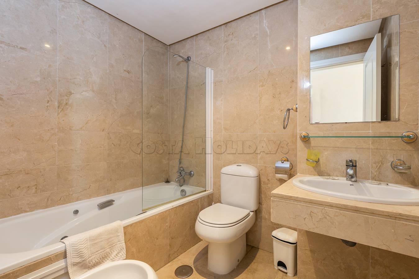 Marina real 425 in Puerto de la Duquesa, Manilva, Spanje voor 2 personen foto 19