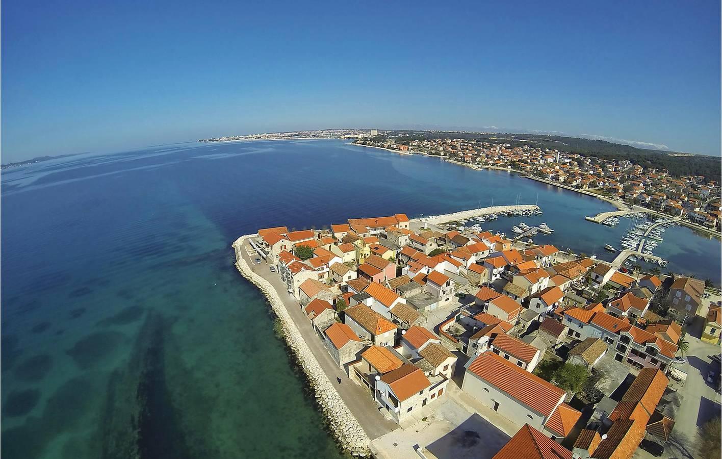 Ruim vakantieappartement met terras, wifi en vlak bij het strand van Zlatna in Bibinje, Zadar, Kroatië voor 6 personen foto 22