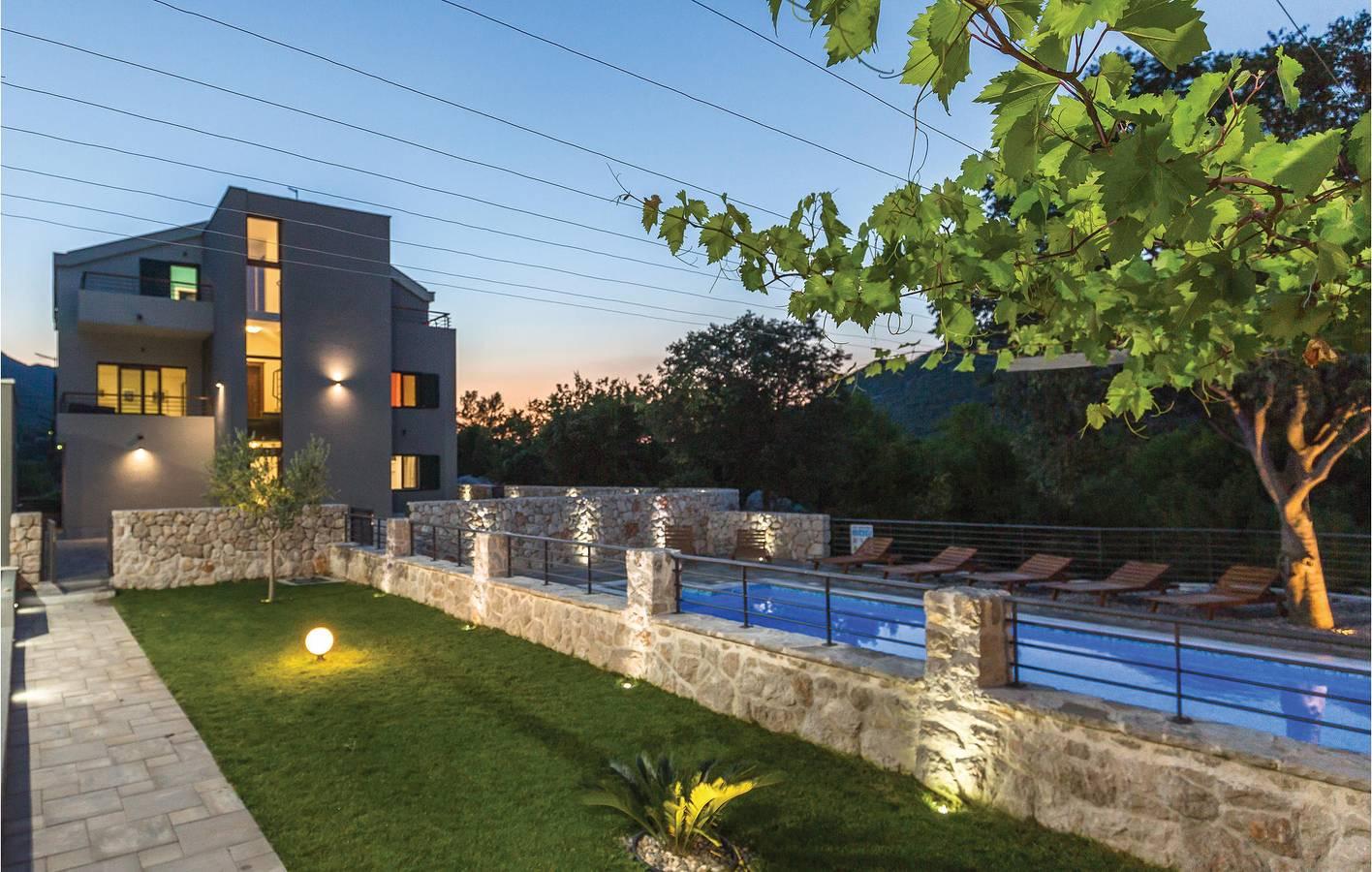 Ruim appartement met zwembad, wifi en terras in Makarska Riviera, Kroatië voor 15 personen foto 24