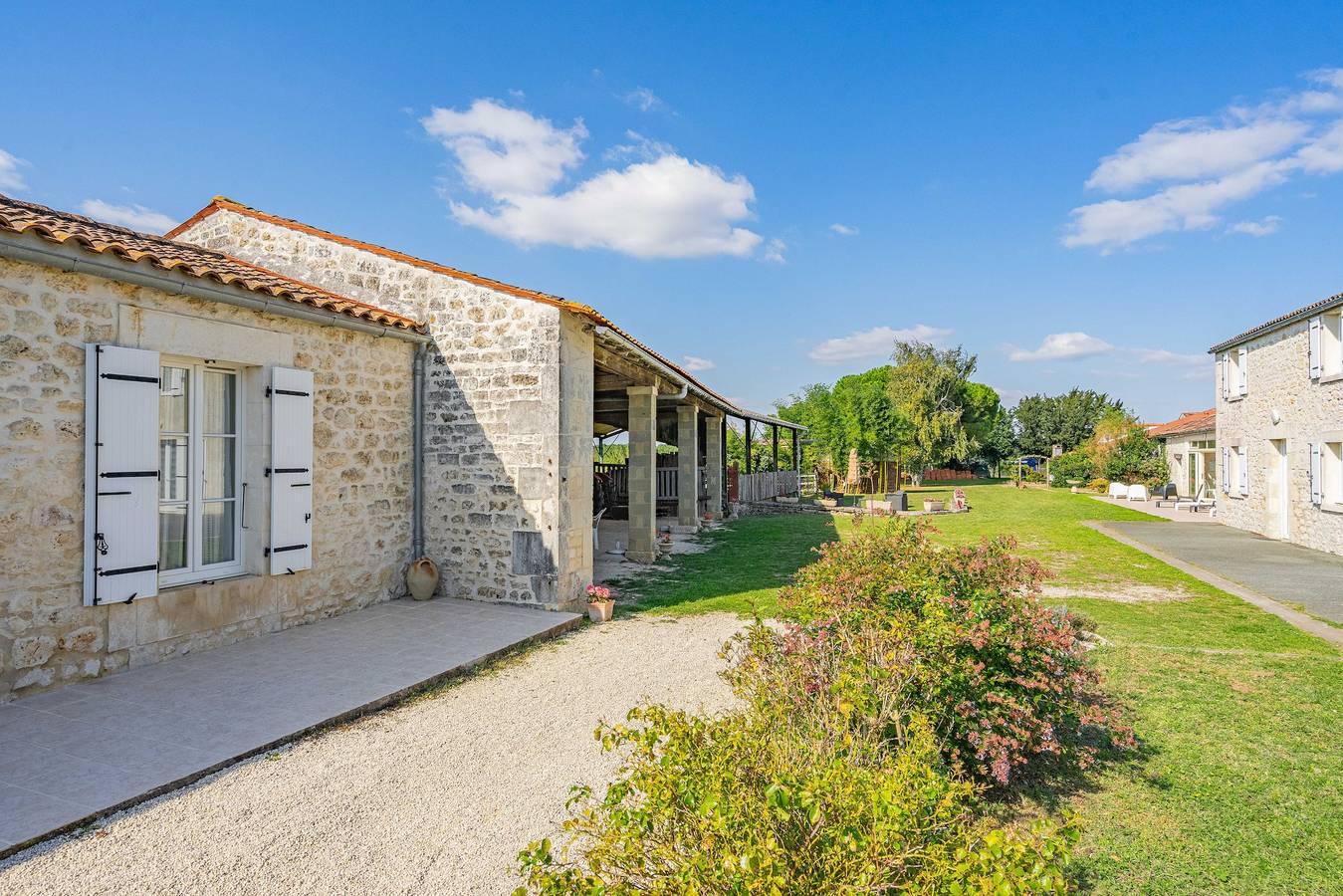 Maison 'Gite Piscine Intérieure Brouage' met privéterras, gedeelde tuin in Poitou-Charentes, Frankrijk voor 4 personen foto 19