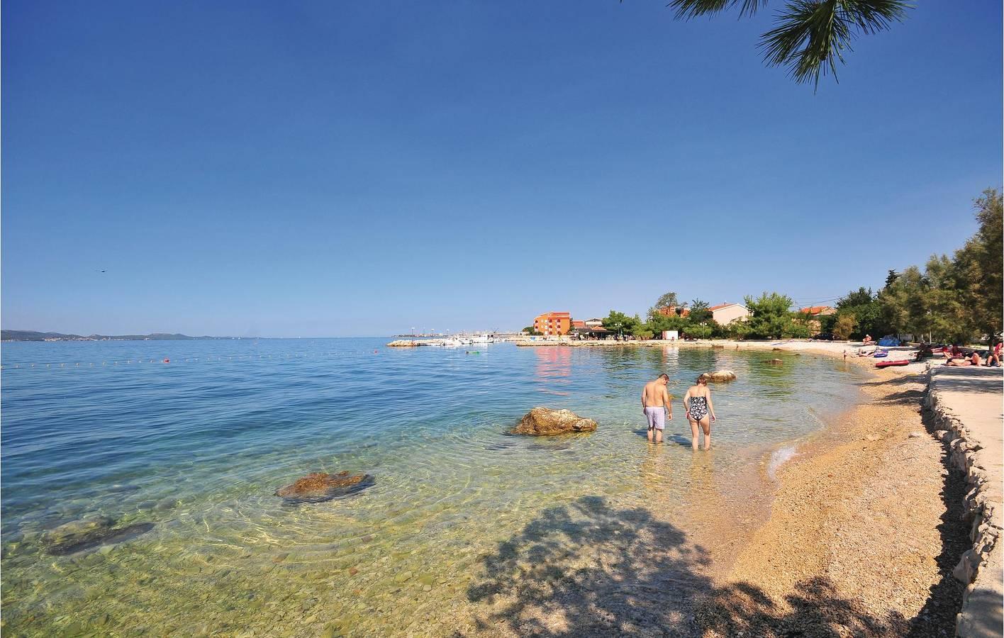 Ruim vakantieappartement met terras, wifi en vlak bij het strand van Zlatna in Bibinje, Zadar, Kroatië voor 6 personen foto 20