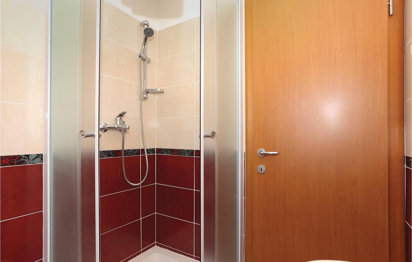 Gezellig appartement met 2 slaapkamers, terras, parkeerplaats en wifi in Dalmatian Zagora, Kroatië voor 6 personen foto 19
