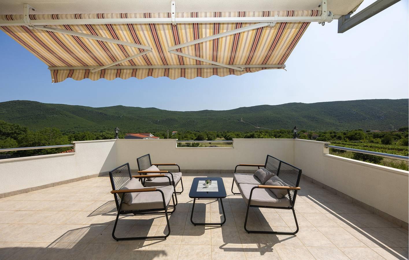 Gezellig appartement met 1 slaapkamer en zwembad, vlak in Primorski Dolac, Split-Dalmatië, Kroatië voor 12 personen foto 22