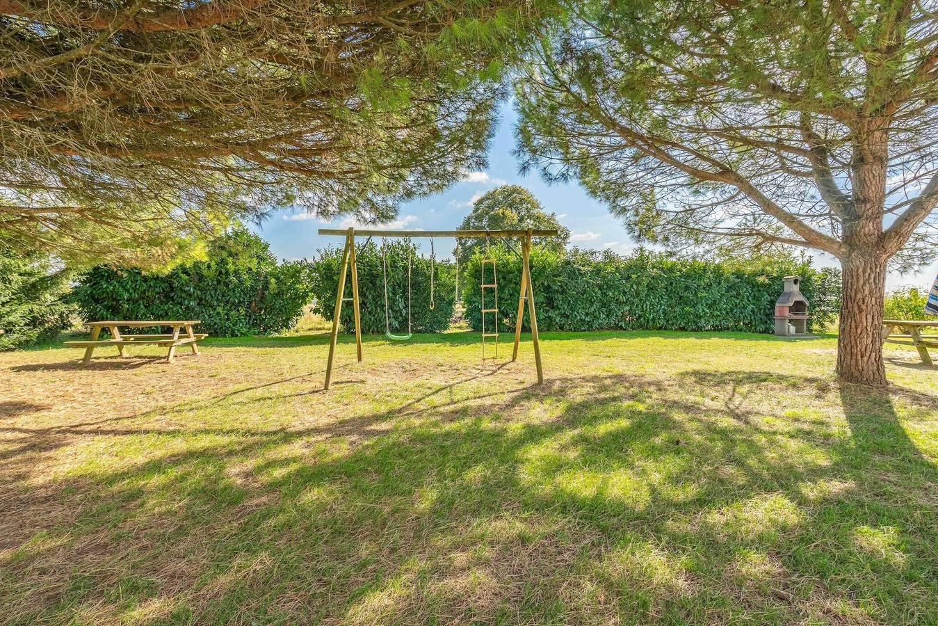 Maison 'Gite Piscine Intérieure Brouage' met privéterras, gedeelde tuin in Poitou-Charentes, Frankrijk voor 4 personen foto 23