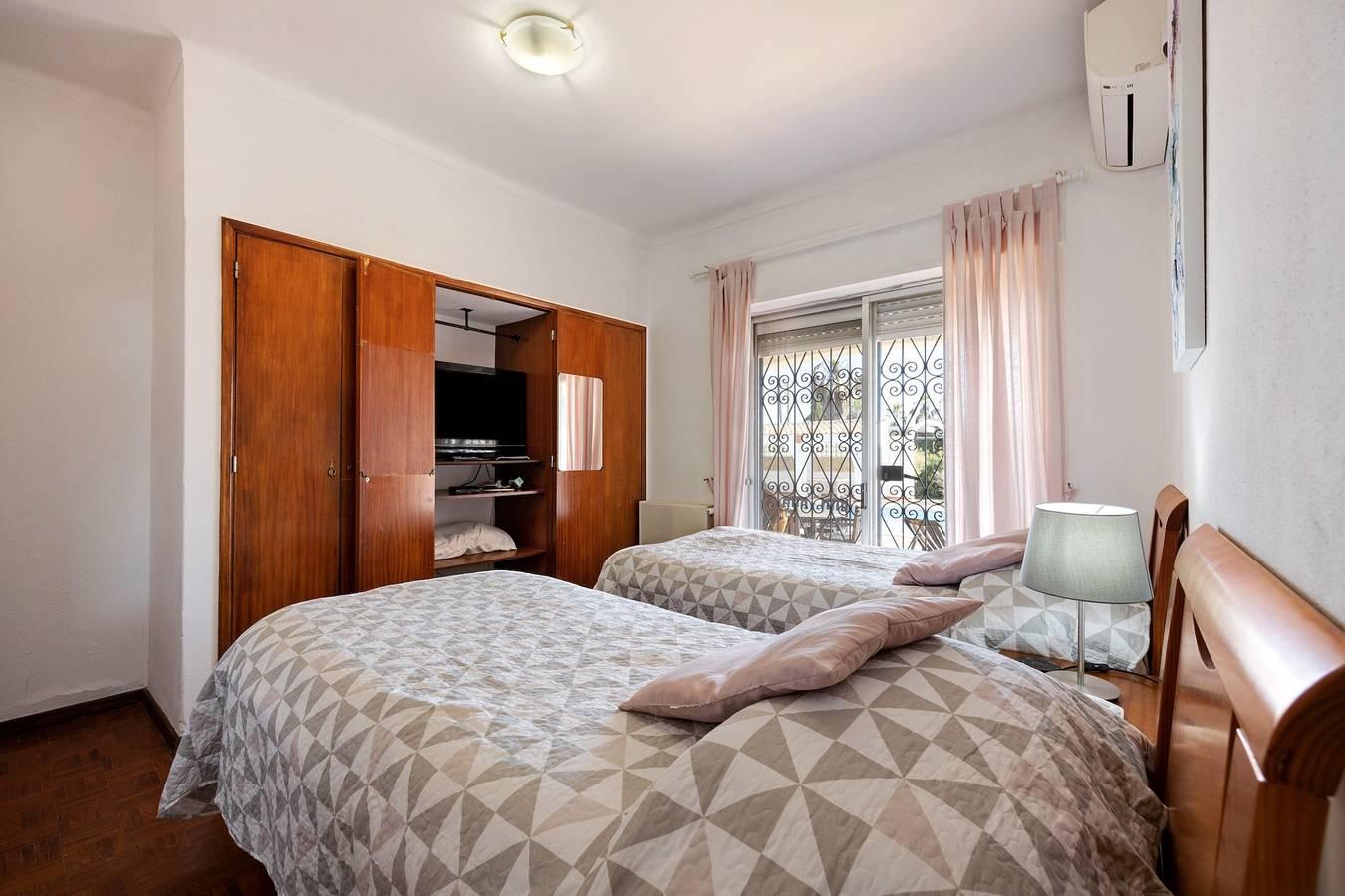 Villa Brisa do Mar met zeezicht, zwembad, tuin & Wi-Fi in Carvoeiro, Lagoa, Portugal voor 9 personen foto 19
