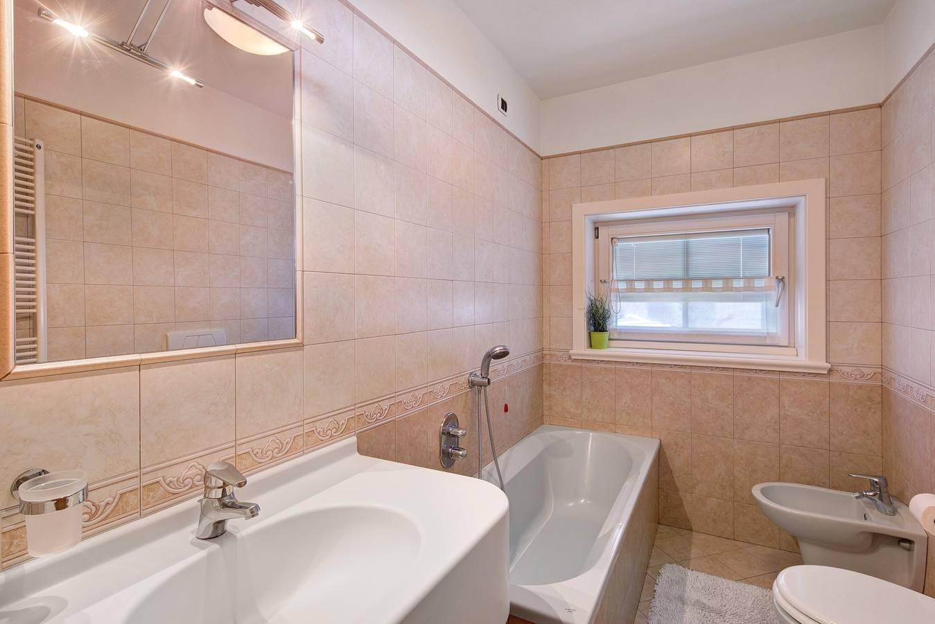 Chalet Betty Appartement Sgembro met Uitzicht op de Bergen in Livigno (Town), Livigno, Italië voor 4 personen foto 19
