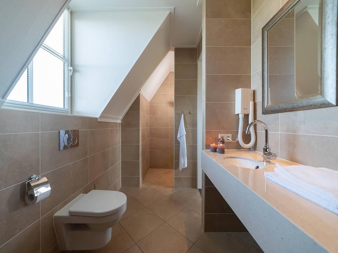 Villa in Colijnsplaat met Privézwembad in Colijnsplaat, Zeeuwse Kust, Nederland voor 12 personen foto 23